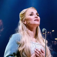 Video: Alfie Boe & Samantha Barks Talk LES MISÉRABLES Arena Spectacular, Radio City 