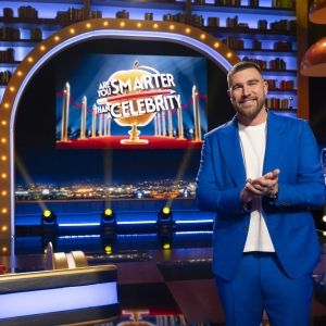 Photos: Prime Video Reveals First Look and Premiere Date for ARE YOU SMARTER THAN A…