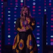 VIDEO: Kelly Clarkson Covers 'A Fool in Love'