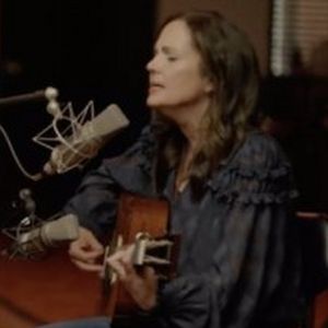 Video: Lori McKenna Debuts New Acoustic Performance Video for 'Wonder Drug'