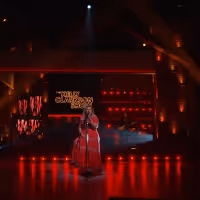 VIDEO: Kelly Clarkson Covers 'You Make It Easy' Video