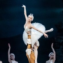 Review: LABUTÍ JEZERO v Národním divadle