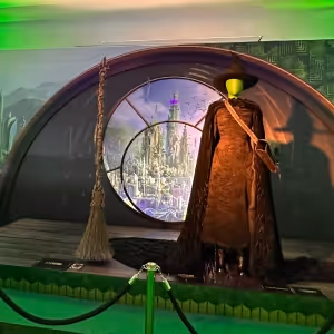 PHOTOS: Madrid acoge la experiencia inmersiva de WICKED en una exposición única