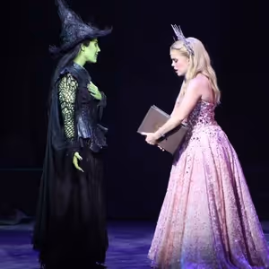 Video: WICKED Brazil Stars Perform 'Tudo Mudou (For Good)'