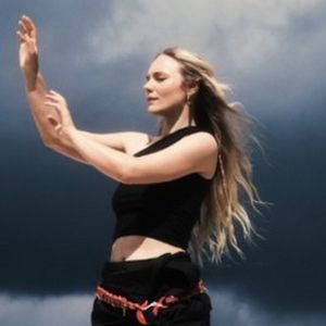 Laura Misch Announces Debut Album 'Sample the Sky'