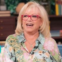 Video: Original EVITA Star Dame Elaine Paige Reacts to New Production