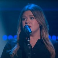 VIDEO: Kelly Clarkson Covers 'Blue'