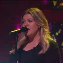 VIDEO: Kelly Clarkson Covers 'A Little Respect'