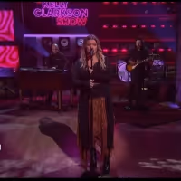 VIDEO: Kelly Clarkson Covers 'Let Me Down Easy' Video