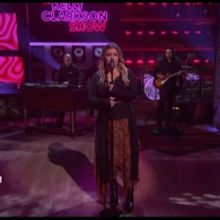 VIDEO: Kelly Clarkson Covers 'Let Me Down Easy'
