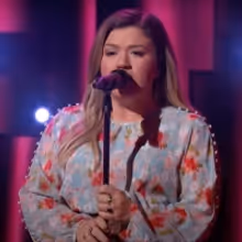 VIDEO: Kelly Clarkson Covers 'Use Somebody'