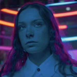 Video: Holly Humberstone Shares Video For 'Elvis Impersonators'