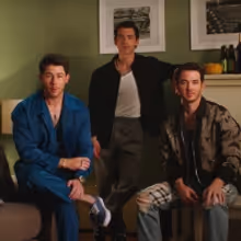 Netflix Announces First-Ever FAMILY ROAST With the Jonas Brothers