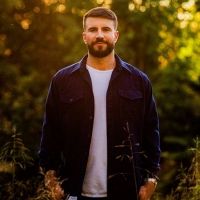 Sam Hunt Unveils New Song 'Hard To Forget'