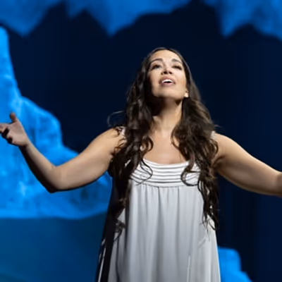 Review: Spectacular Nadine Sierra Shines in Villazon&rsquo;s Somnolent SONNAMBULA by Bellini