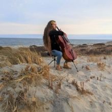 VIDEO: Young Teen in New Jersey Plays Ukrainian National Anthem On Cello On Beach To 