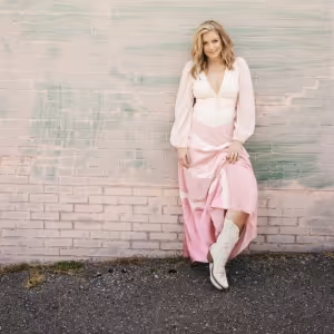 Lauren Alaina Pays Tribute to 'Those Kind Of Women' With New Song