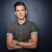 NYC Comedian Mike Feeney is Coming To The Den Theatre in October