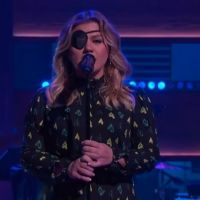 VIDEO: Kelly Clarkson Covers 'I Can't Make You Love Me' Video