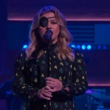 VIDEO: Kelly Clarkson Covers 'I Can't Make You Love Me'
