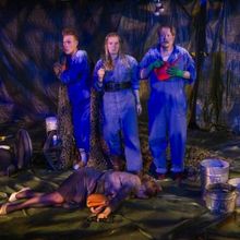 Arvio: Ikarossuunnitelma on esitys, joka ei pyytele anteeksi, Teatteri QuoVadis