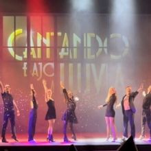 La compañía de CANTANDO BAJO LA LLUVIA celebra la entrada en 2022