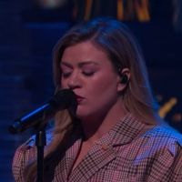 VIDEO: Kelly Clarkson Covers 'Cold' by Annie Lennox