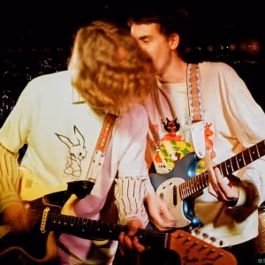 Video: ROYEL OTIS Share Live Video for 'Sofa King' & Announce 2024 US Tour