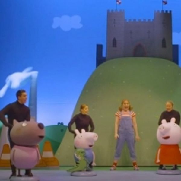 VIDEO: Peppa Pig Performs 'Muddy Puddles' Live on Stage! - UK Regional Theater Video