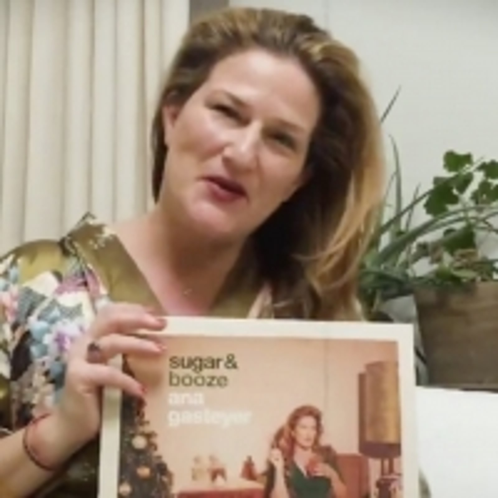 VIDEO: Ana Gasteyer Sends a Holiday Meesage to Idina Menzel!