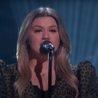 VIDEO: Kelly Clarkson Covers 'Weak' Video