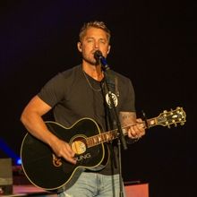 Review: BRETT YOUNG at Mystic Lake Showroom
