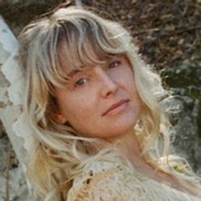 Lissie Unveils New Single 'Chasing The Sun'