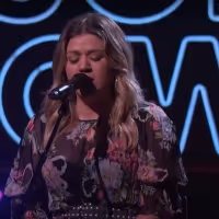 VIDEO: Kelly Clarkson Covers 'Rainbow' Video
