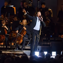 Review: Hugh Jackman Dazzles in Debut with Boston Pops at Tanglewood
