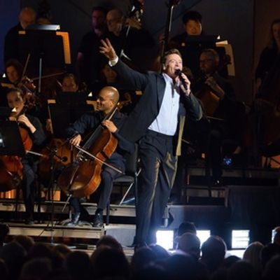 Review: Hugh Jackman Dazzles in Debut with Boston Pops at Tanglewood