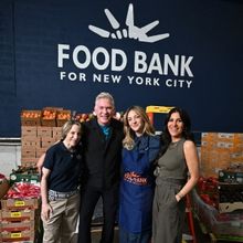 Abby Elliot of THE BEAR Visited Food Bank For New York City's Bronx Wearhouse