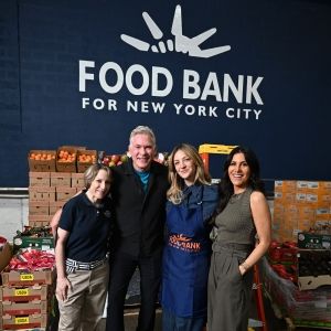 Abby Elliot of THE BEAR Visited Food Bank For New York City's Bronx Wearhouse