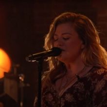 VIDEO: Kelly Clarkson Covers 'Unchained Melody'
