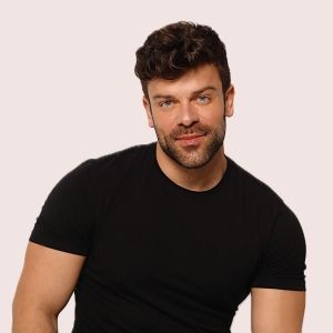 Ricky Merino se suma al reparto de ATRAPADAS EN LA OFI en el Teatro Lara