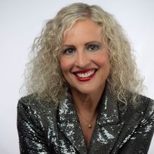 Pamela Winslow Kashani to Perform at The Green Room 42 This Month