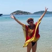 VIDEO: Goldie Hawn Dances to MAMMA MIA in Greece!