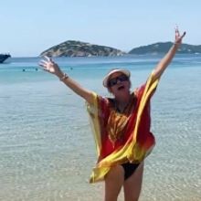 VIDEO: Goldie Hawn Dances to MAMMA MIA in Greece!