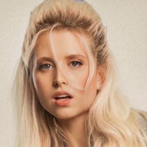 PHEBE STARR Releases Indie-Pop Single 'One Step. Two Step.'
