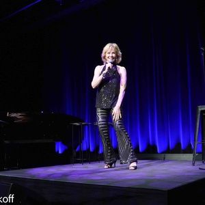 Review: Glazer Hall Welcomes Linda Purl