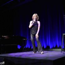 Review: Glazer Hall Welcomes Linda Purl