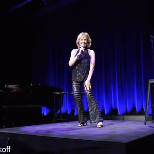Review: Glazer Hall Welcomes Linda Purl