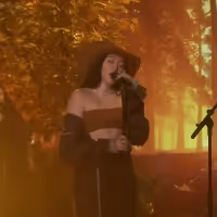 VIDEO: Watch Noah Cyrus & Leon Bridges Perform 'July' on THE TONIGHT SHOW WITH JIMMY… Video