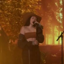 VIDEO: Watch Noah Cyrus & Leon Bridges Perform 'July' on THE TONIGHT SHOW WITH JIMMY 