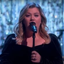 VIDEO: Kelly Clarkson Covers 'All I Want For Christmas Is You'